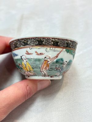 A fine Chinese famille rose 'apple pickers' cup and saucer, Yongzheng — 照片 3