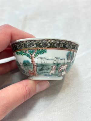 A fine Chinese famille rose 'apple pickers' cup and saucer, Yongzheng — 照片 4