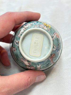 A fine Chinese famille rose 'apple pickers' cup and saucer, Yongzheng — 照片 6