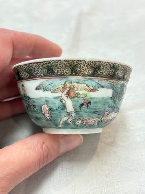 A fine Chinese famille rose 'apple pickers' cup and saucer, Yongzheng — 照片 1
