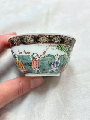 A fine Chinese famille rose 'apple pickers' cup and saucer, Yongzheng — 照片 3