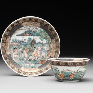 A fine Chinese famille rose 'apple pickers' cup and saucer, Yongzheng — 照片 1