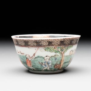 A fine Chinese famille rose 'apple pickers' cup and saucer, Yongzheng — 照片 5