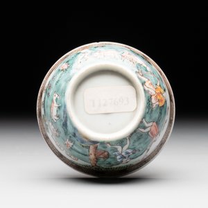 A fine Chinese famille rose 'apple pickers' cup and saucer, Yongzheng — 照片 9