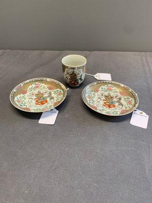 A fine Chinese famille rose armorial cup and two saucers, Yongzheng/Qianlong — photo 1