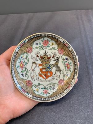 A fine Chinese famille rose armorial cup and two saucers, Yongzheng/Qianlong — photo 2
