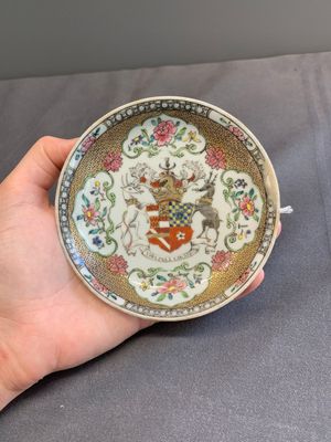 A fine Chinese famille rose armorial cup and two saucers, Yongzheng/Qianlong — photo 4