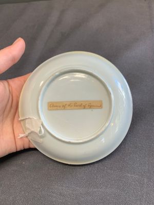 A fine Chinese famille rose armorial cup and two saucers, Yongzheng/Qianlong — photo 5