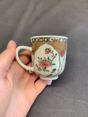 A fine Chinese famille rose armorial cup and two saucers, Yongzheng/Qianlong — photo 6