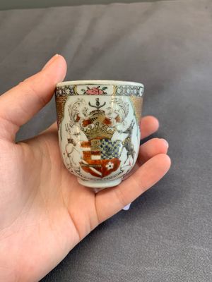 A fine Chinese famille rose armorial cup and two saucers, Yongzheng/Qianlong — photo 7