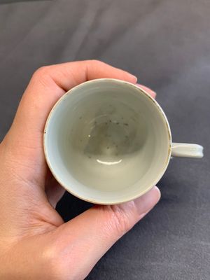 A fine Chinese famille rose armorial cup and two saucers, Yongzheng/Qianlong — photo 10