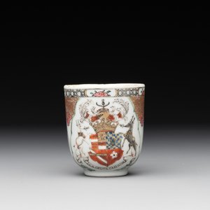 A fine Chinese famille rose armorial cup and two saucers, Yongzheng/Qianlong — photo 3