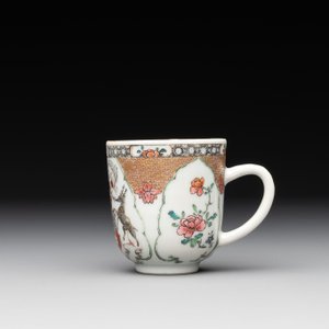 A fine Chinese famille rose armorial cup and two saucers, Yongzheng/Qianlong — photo 4