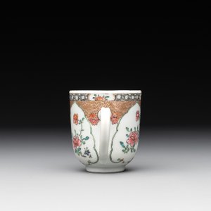 A fine Chinese famille rose armorial cup and two saucers, Yongzheng/Qianlong — photo 5