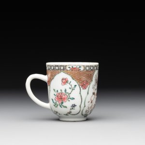 A fine Chinese famille rose armorial cup and two saucers, Yongzheng/Qianlong — photo 6