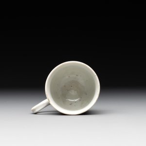 A fine Chinese famille rose armorial cup and two saucers, Yongzheng/Qianlong — photo 7