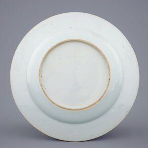 A fine Chinese famille rose bianco sopra bianco plate, Qianlong, 18th C. — photo 2