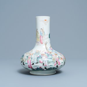 A fine Chinese famille rose bottle vase with immortals, Qianlong mark, Republic — 照片 2