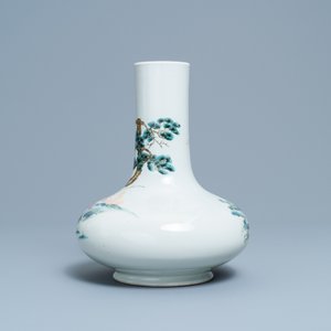 A fine Chinese famille rose bottle vase with immortals, Qianlong mark, Republic — 照片 4