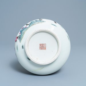 A fine Chinese famille rose bottle vase with immortals, Qianlong mark, Republic — 照片 7