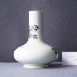 A fine Chinese famille rose bottle vase with immortals, Qianlong mark, Republic — 照片 9