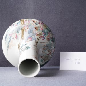 A fine Chinese famille rose bottle vase with immortals, Qianlong mark, Republic — 照片 10