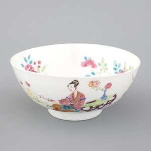 A fine Chinese famille rose bowl with a garden scene, Yongzheng, 1722-1735 — 照片 1