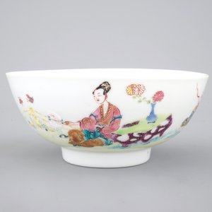 A fine Chinese famille rose bowl with a garden scene, Yongzheng, 1722-1735 — 照片 2