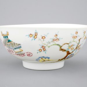A fine Chinese famille rose bowl with a garden scene, Yongzheng, 1722-1735 — 照片 4