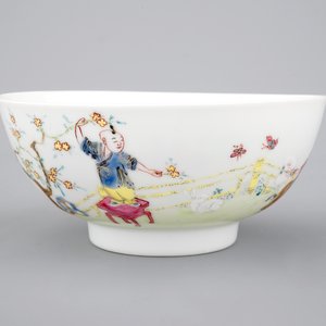A fine Chinese famille rose bowl with a garden scene, Yongzheng, 1722-1735 — 照片 5