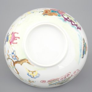A fine Chinese famille rose bowl with a garden scene, Yongzheng, 1722-1735 — 照片 7
