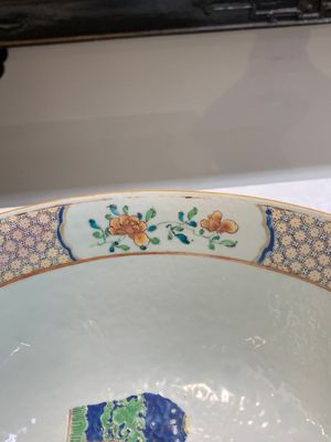 A fine Chinese famille rose bowl with figures, flowers and pheasants, Yongzheng/Qianlong — photo 11