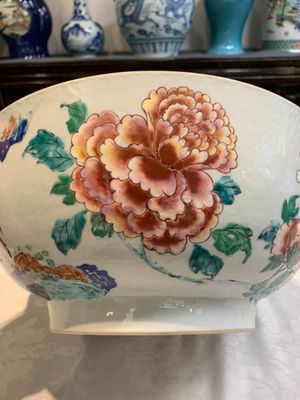 A fine Chinese famille rose bowl with figures, flowers and pheasants, Yongzheng/Qianlong — photo 15
