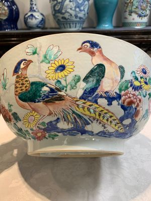 A fine Chinese famille rose bowl with figures, flowers and pheasants, Yongzheng/Qianlong — photo 17