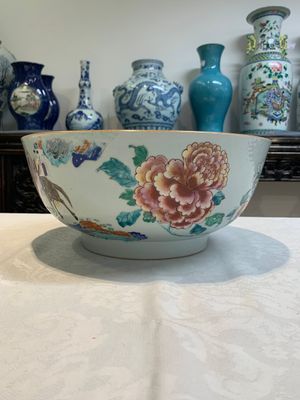 A fine Chinese famille rose bowl with figures, flowers and pheasants, Yongzheng/Qianlong — photo 2