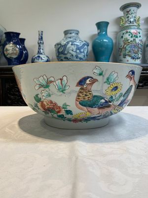 A fine Chinese famille rose bowl with figures, flowers and pheasants, Yongzheng/Qianlong — photo 3
