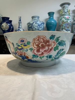 A fine Chinese famille rose bowl with figures, flowers and pheasants, Yongzheng/Qianlong — photo 4