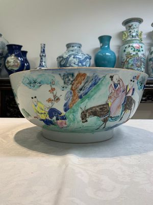 A fine Chinese famille rose bowl with figures, flowers and pheasants, Yongzheng/Qianlong — photo 5