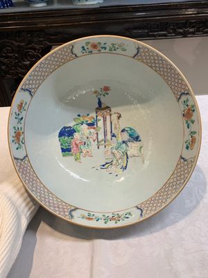 A fine Chinese famille rose bowl with figures, flowers and pheasants, Yongzheng/Qianlong — photo 6