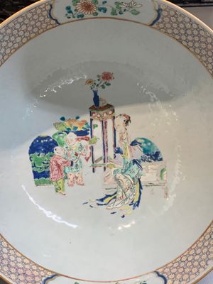 A fine Chinese famille rose bowl with figures, flowers and pheasants, Yongzheng/Qianlong — photo 7