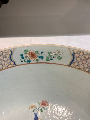 A fine Chinese famille rose bowl with figures, flowers and pheasants, Yongzheng/Qianlong — photo 8