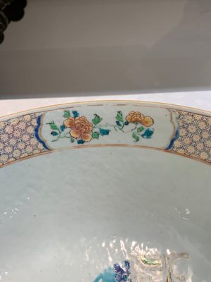 A fine Chinese famille rose bowl with figures, flowers and pheasants, Yongzheng/Qianlong — photo 9
