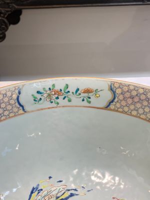 A fine Chinese famille rose bowl with figures, flowers and pheasants, Yongzheng/Qianlong — photo 10