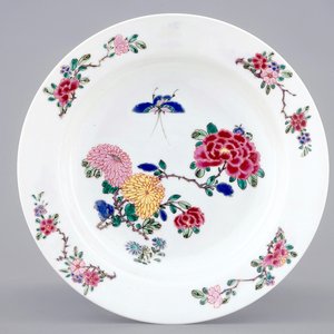 A fine Chinese famille rose butterfly plate, Yongzheng, 1723-1735 — 照片 1