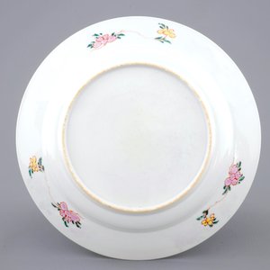 A fine Chinese famille rose butterfly plate, Yongzheng, 1723-1735 — 照片 2