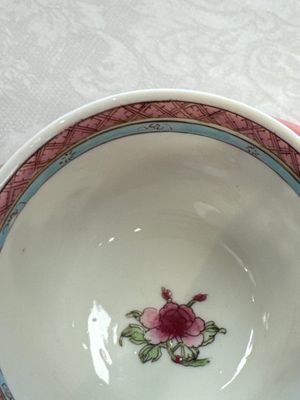 A fine Chinese famille rose 'Court Lady and a Boy' cup and saucer, Yongzheng — photo 11