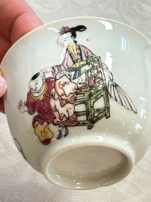 A fine Chinese famille rose 'Court Lady and a Boy' cup and saucer, Yongzheng — photo 14