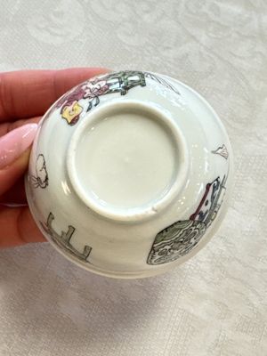A fine Chinese famille rose 'Court Lady and a Boy' cup and saucer, Yongzheng — photo 15