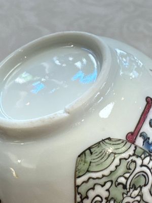 A fine Chinese famille rose 'Court Lady and a Boy' cup and saucer, Yongzheng — photo 17