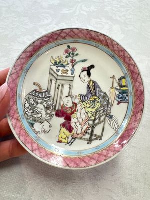 A fine Chinese famille rose 'Court Lady and a Boy' cup and saucer, Yongzheng — photo 18